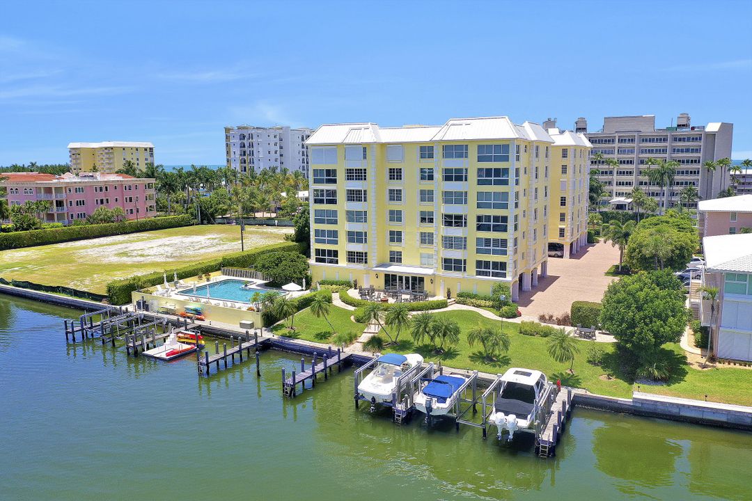 1900 Gulf Shore Blvd N #201, Naples, FL 34102