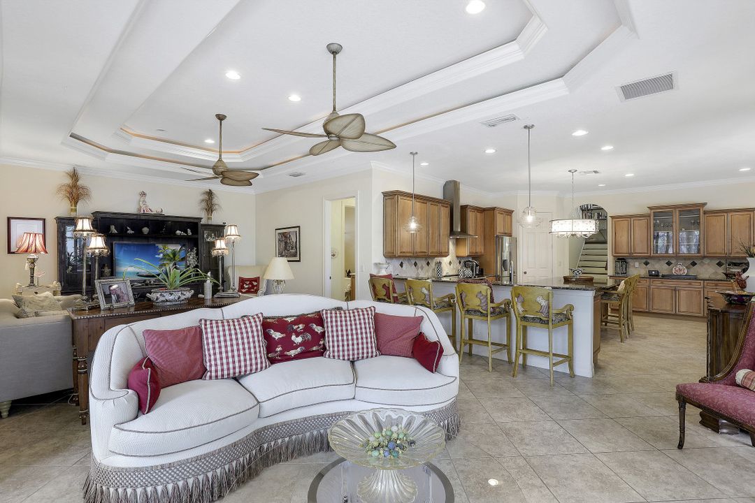 467 Saddlebrook Ln, Naples, FL 34110