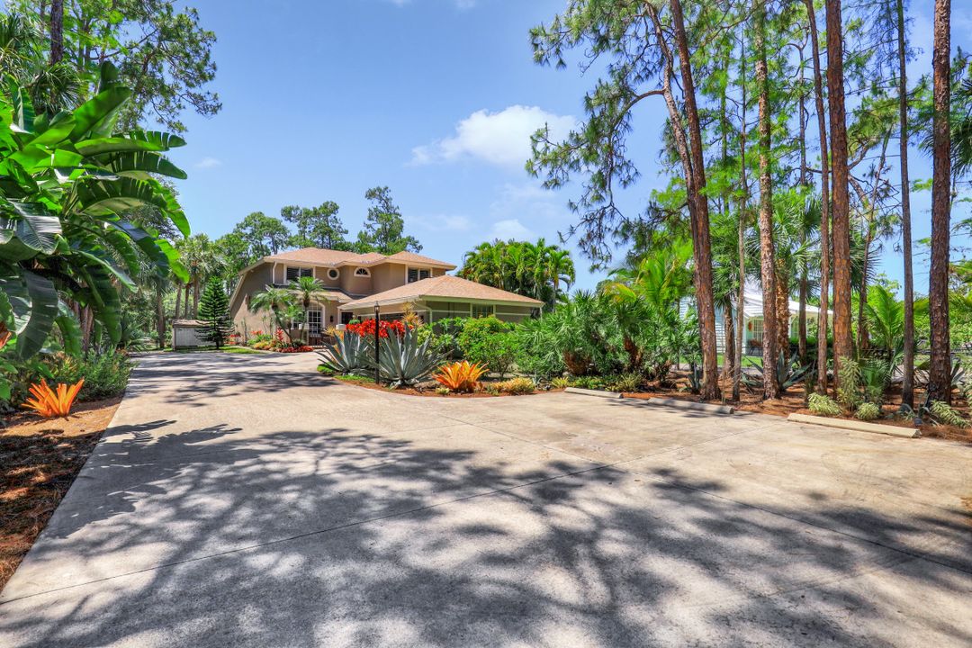 6060 Autumn Oaks Ln, Naples, FL 34119