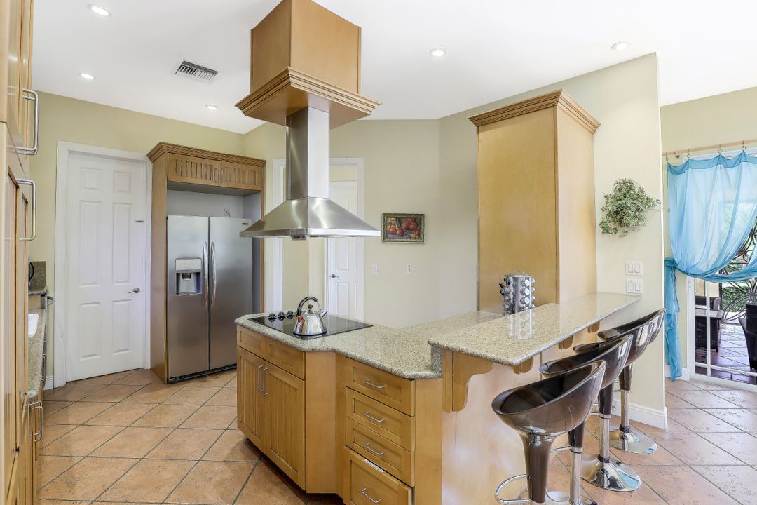 9625 6th St N, Naples, FL 34108