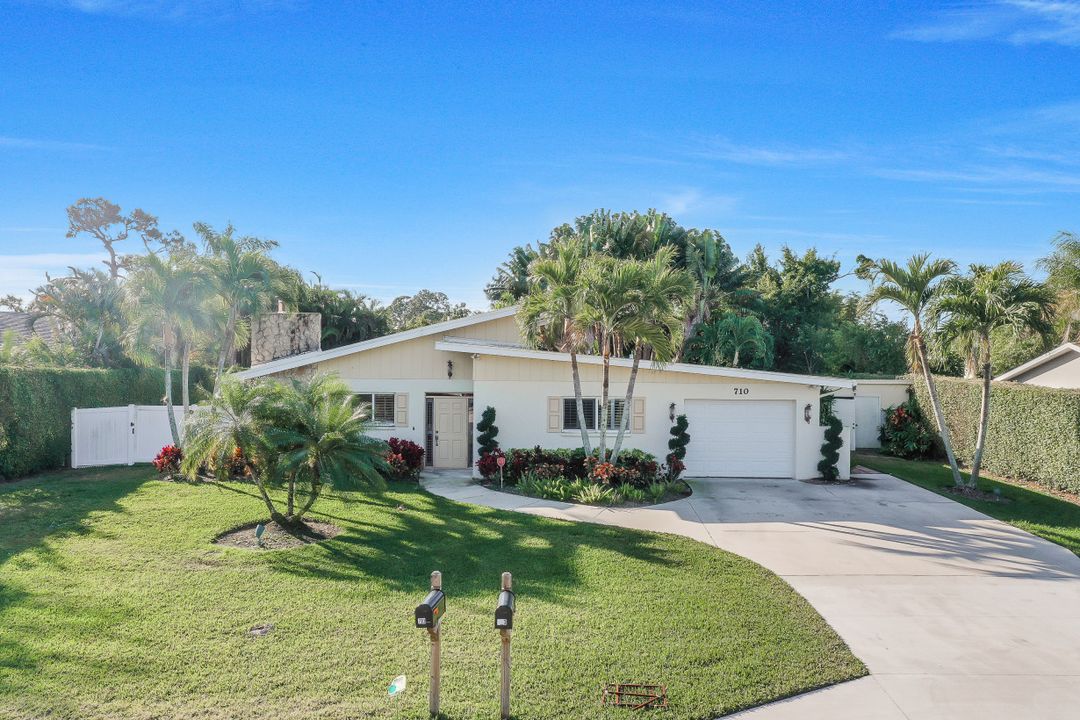 710 95th Ave N, Naples, FL 34108