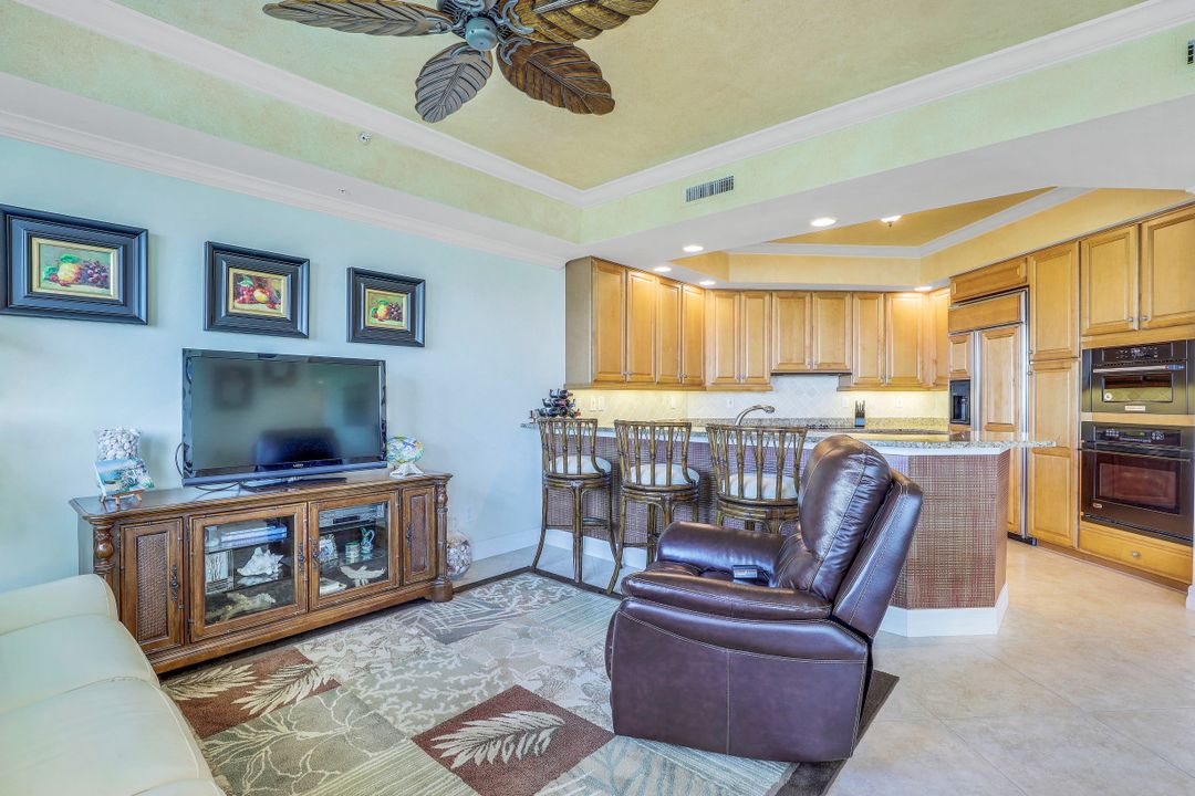 295 Grande Way #905, Naples, FL 34110