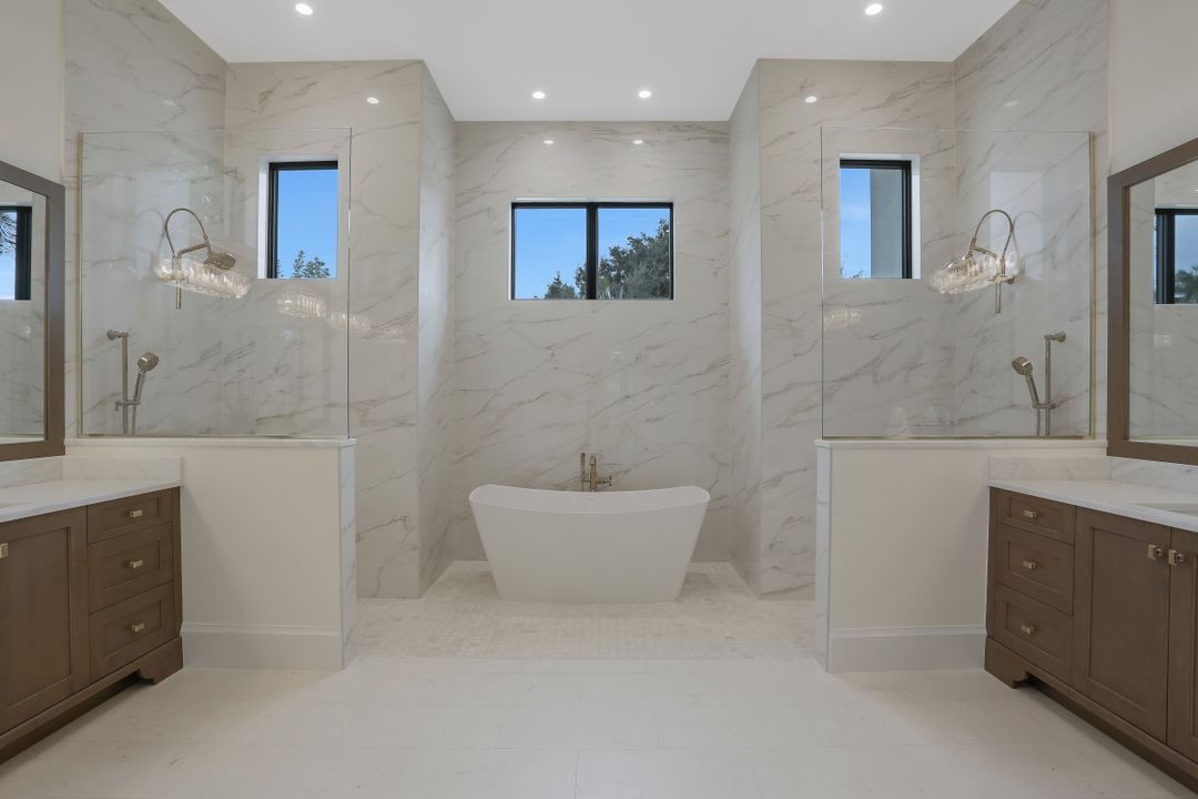 725 Parkview Ln, Naples, FL 34103