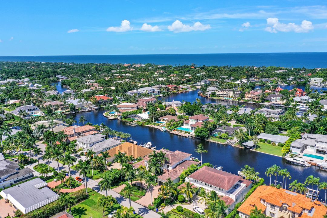 1940 6th St S, Naples, FL 34102