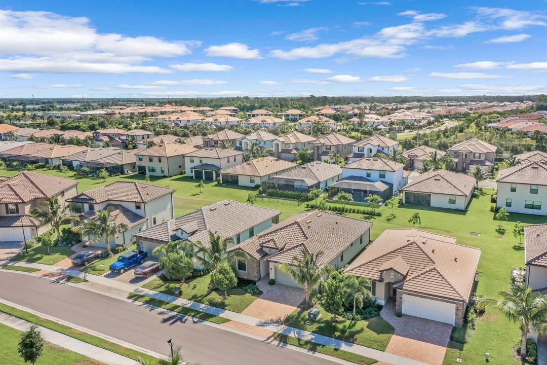 9460 Foxglove Ln, Naples, FL 34120