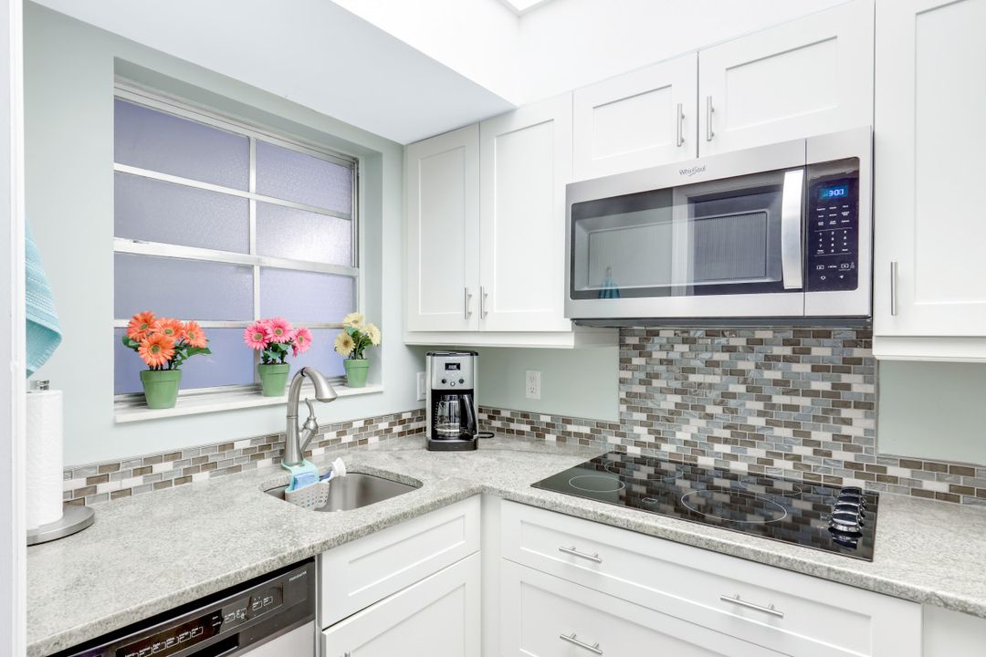 383 Harbour Dr #302, Naples, FL 34103