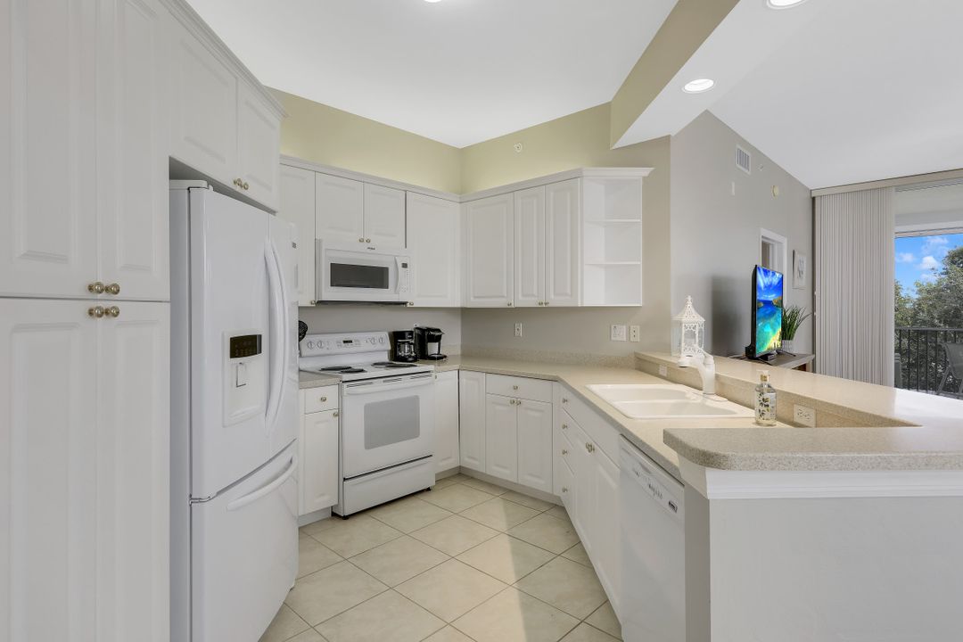 450 Launch Cir #404, Naples, FL 34108