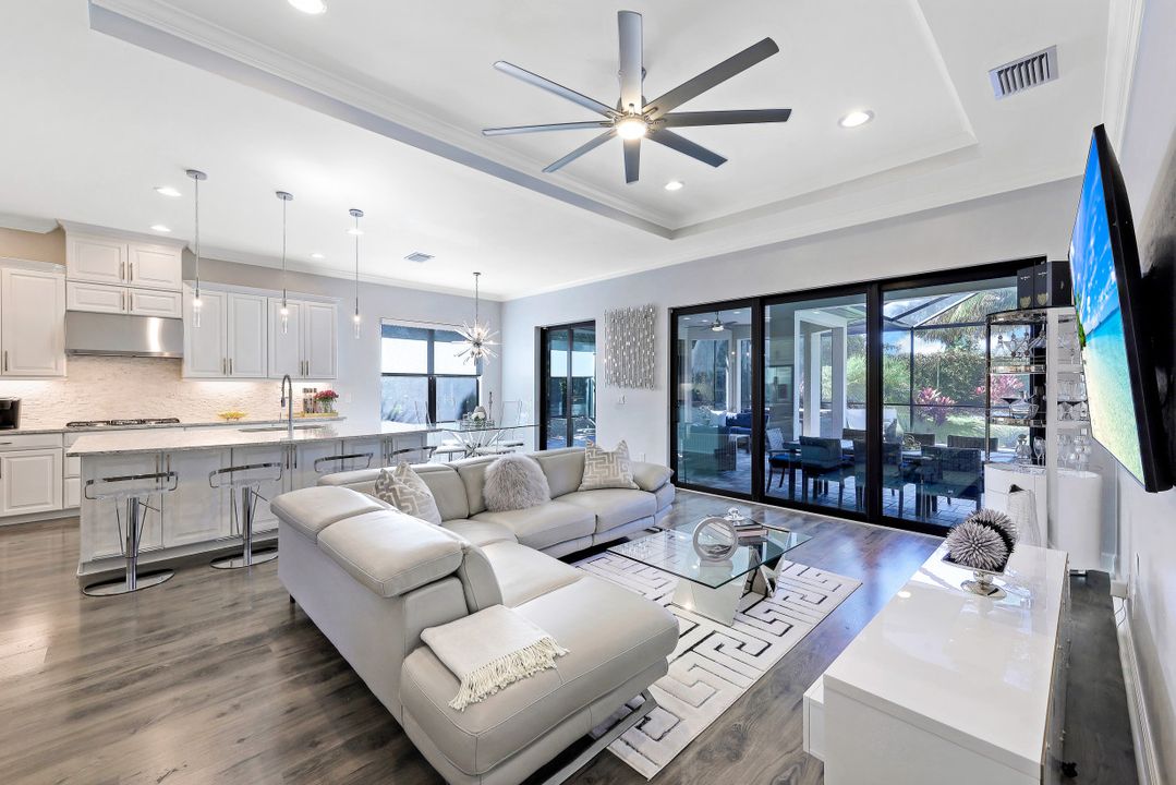 8696 Dilillo Ct, Naples, FL 34119