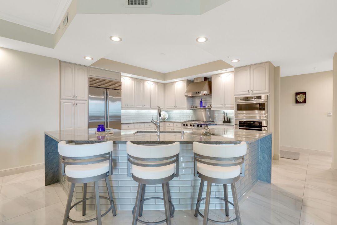 285 Grande Way #1204, Naples, FL 34110