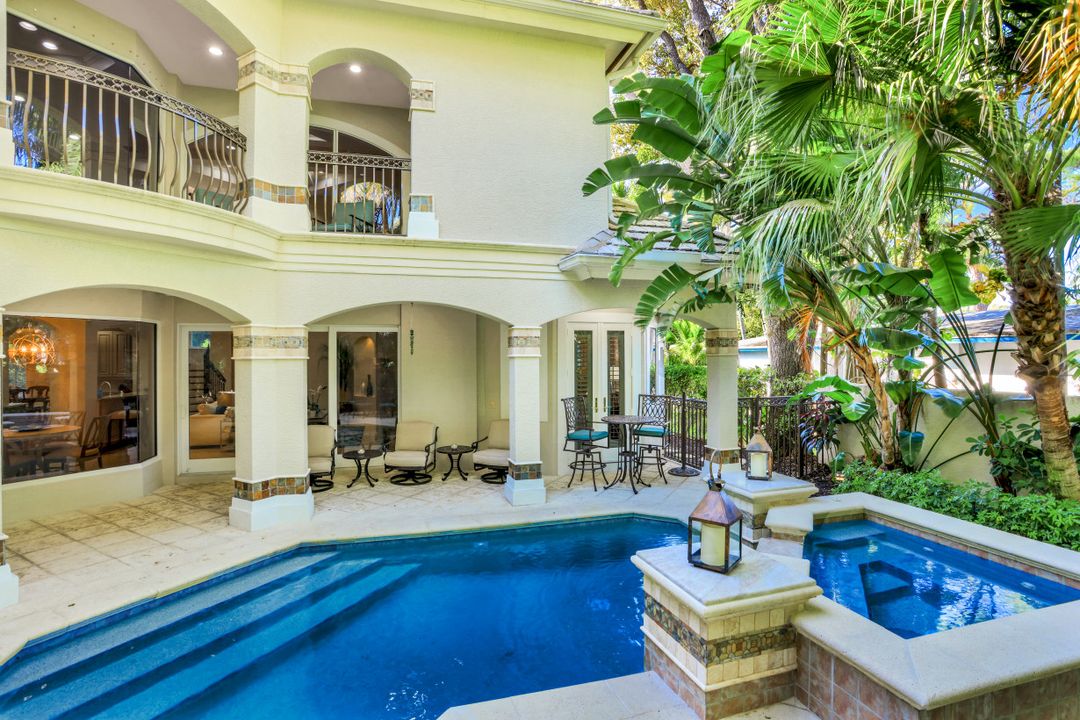 33 3rd St S, Naples, FL 34102