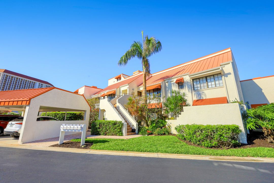 511 Serendipity Dr, Naples, FL 34108