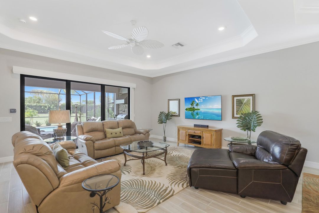 1913 Mustique St, Naples, FL 34120