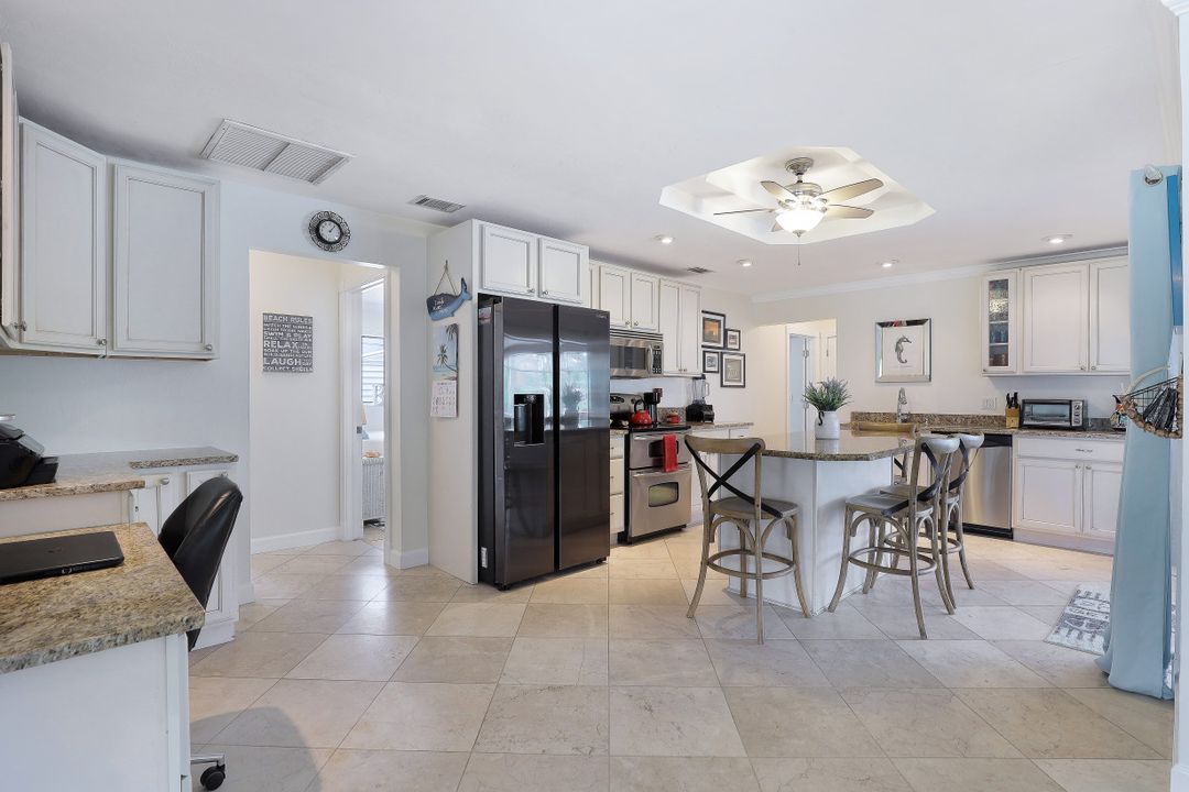 989 E Valley Dr, Bonita Springs, FL 34134