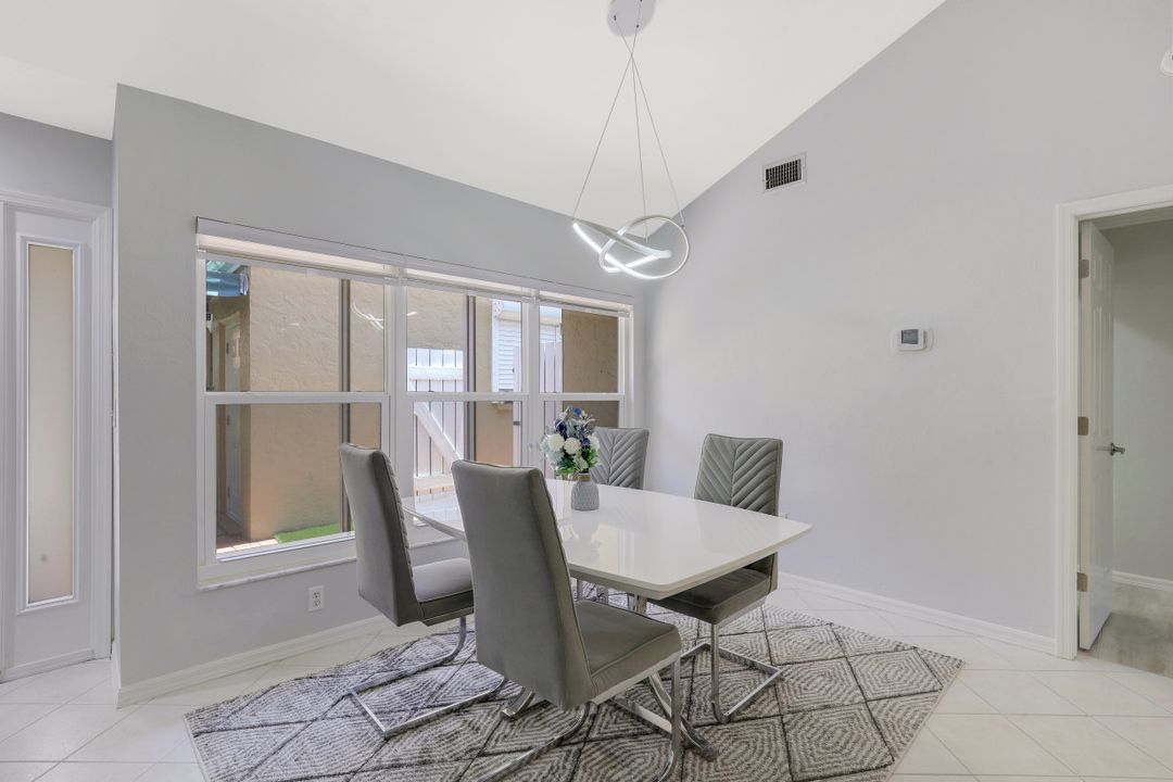 736 Reef Point Cir, Naples, FL 34108