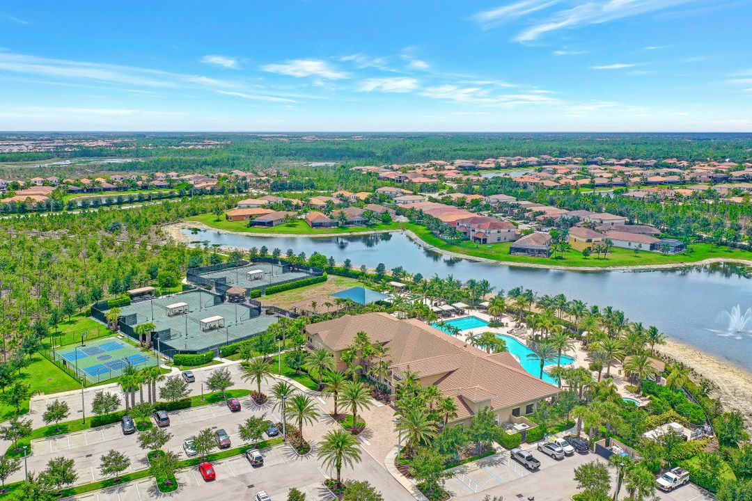 3987 Bering Ct, Naples, FL 34119