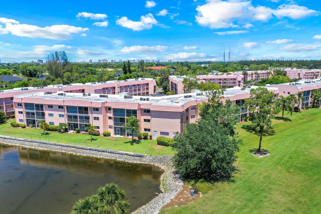 190 Turtle Lake Ct #101, Naples, FL 34105