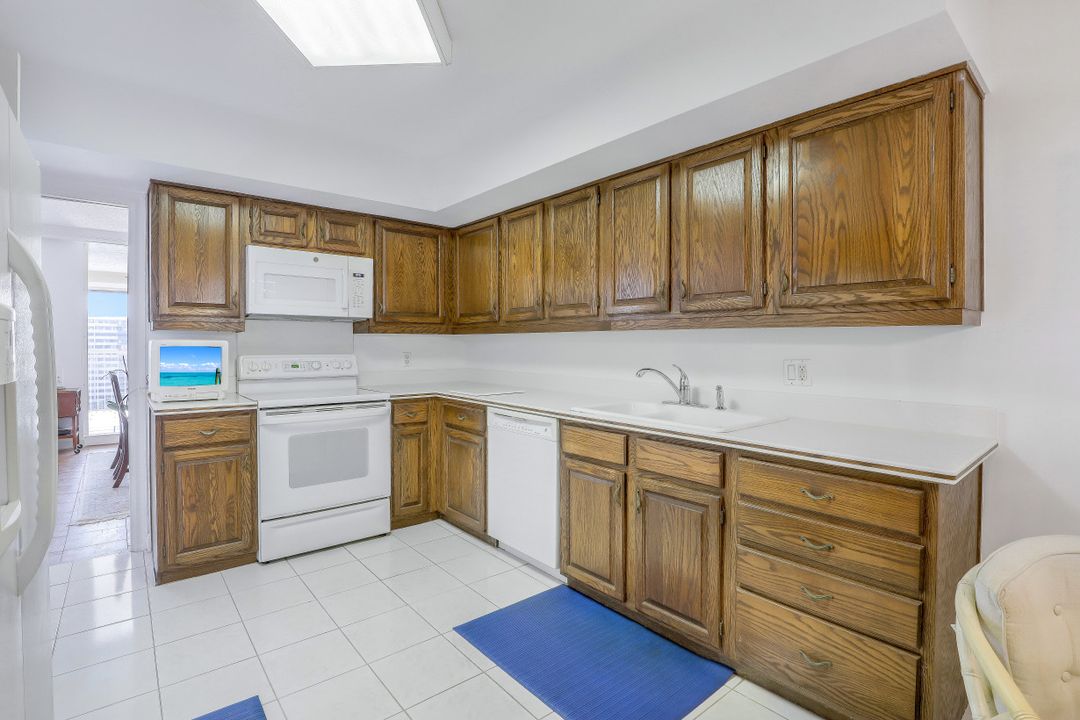 4051 Gulf Shore Blvd N #1105, Naples, FL 34103