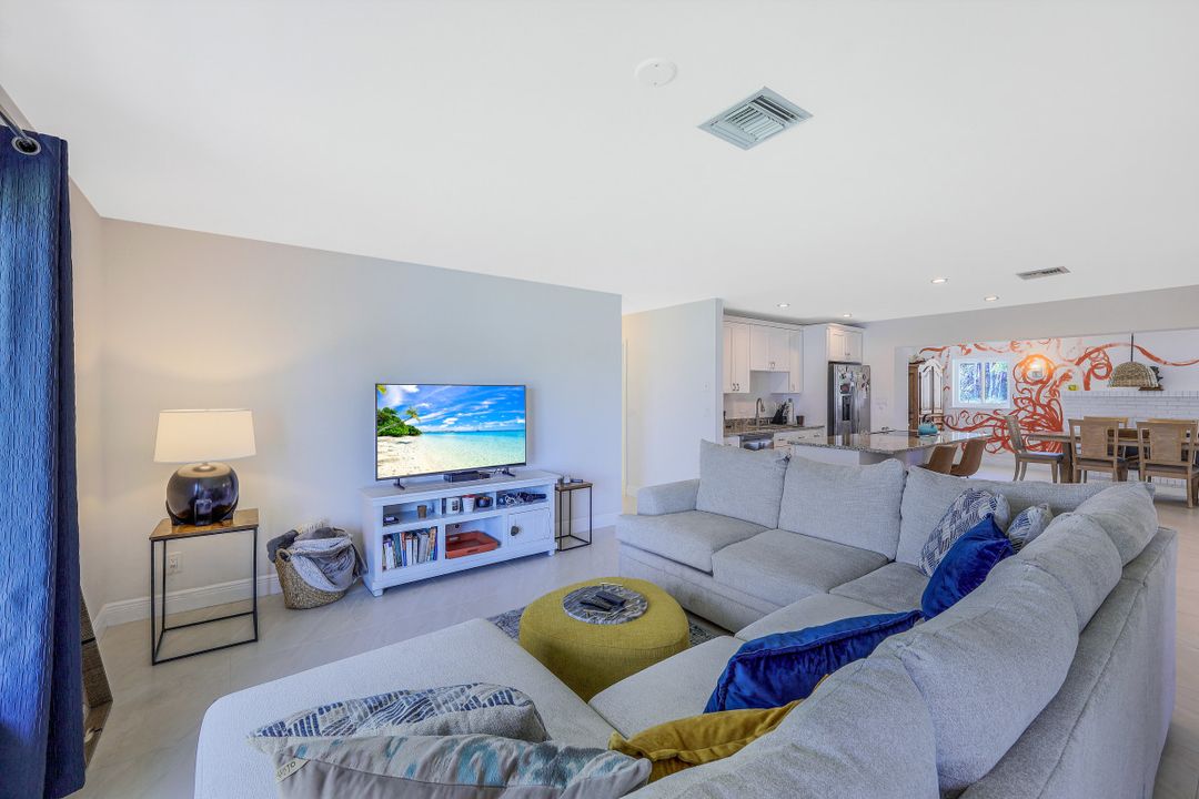 5322 Myrtle Ln, Naples, FL 34113