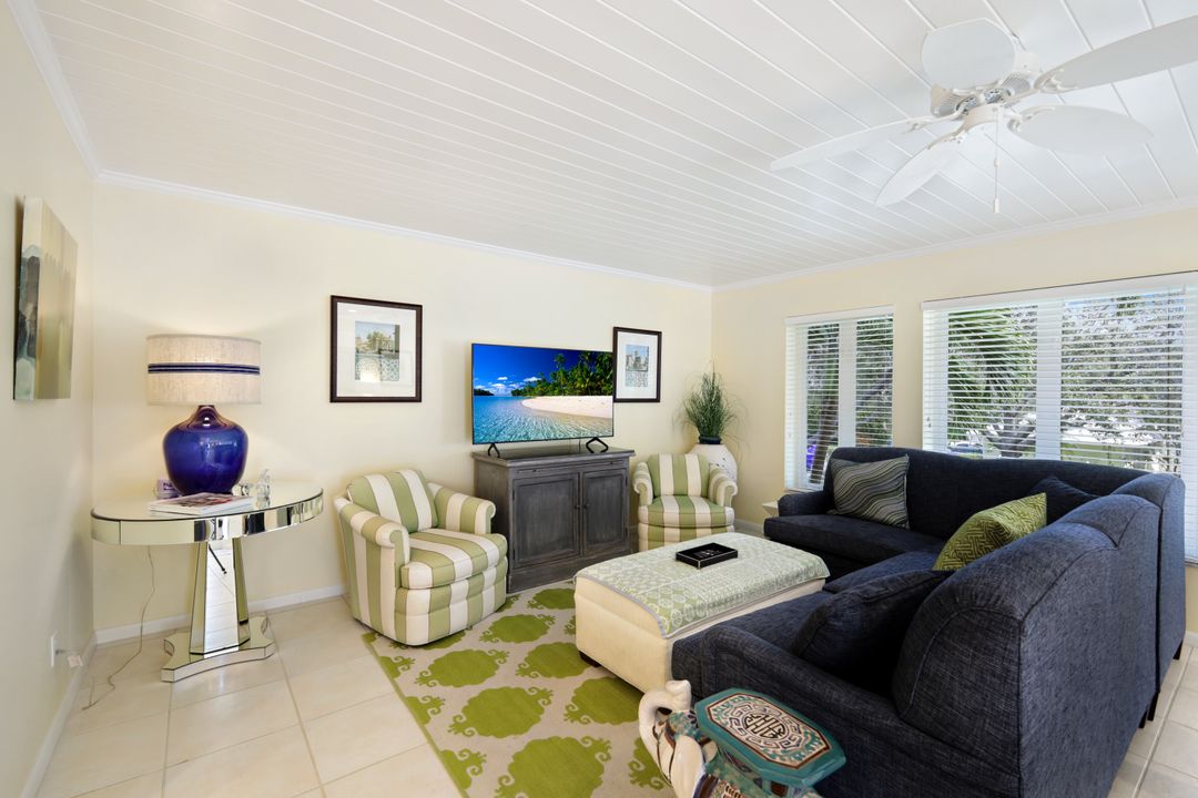 286 4th St S, Naples, FL 34102