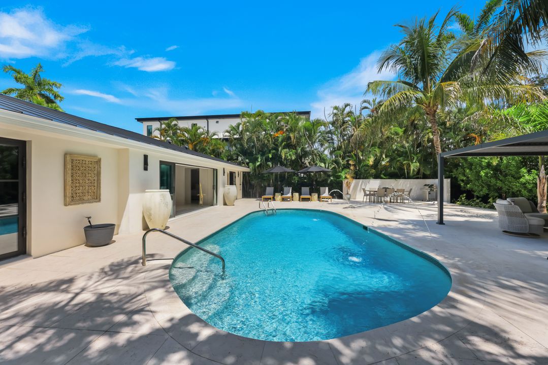 1095 Sandpiper St, Naples, FL 34102