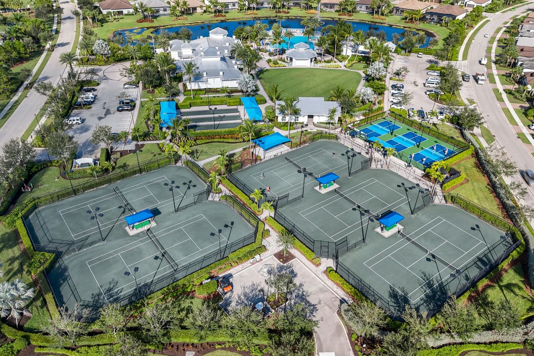 9815 Everglades Dr, Naples, FL 34120