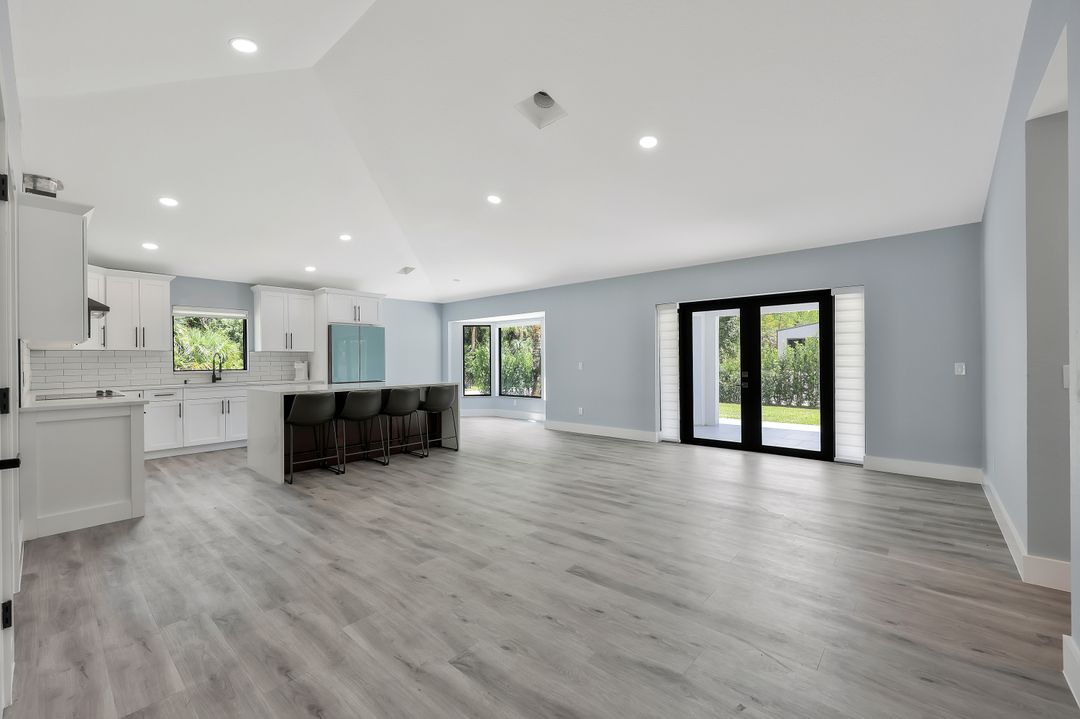 380 4th St NE, Naples, FL 34120
