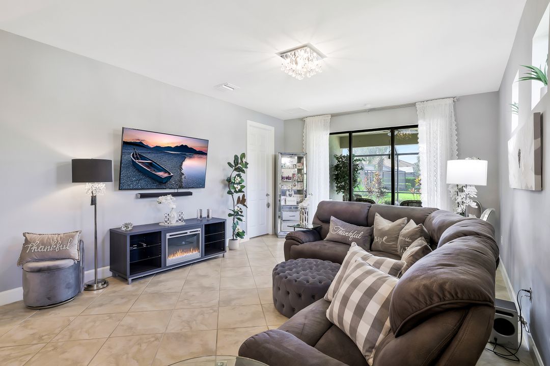 7659 Jacaranda Ln, Naples, FL 34114