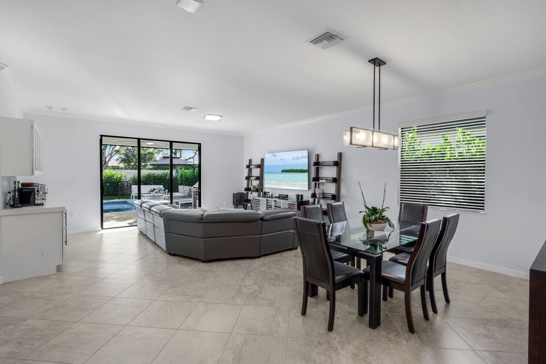 9445 Glenforest Dr, Naples, FL 34120