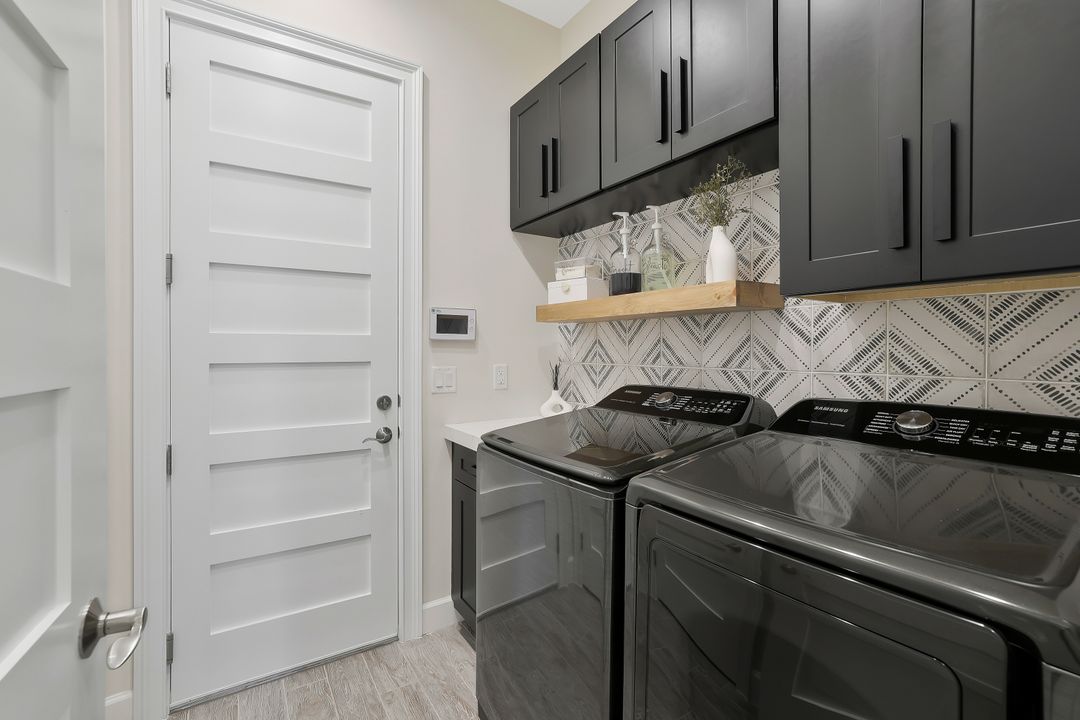 5665 Highbourne Dr, Naples, FL 34113