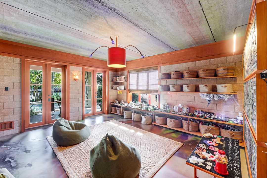 290 Channel Dr, Naples, FL 34108