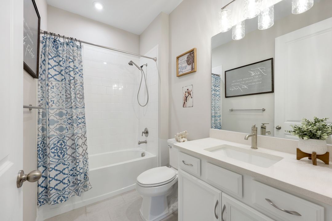 10341 Bonavie Cv Dr, Fort Myers, FL 31570