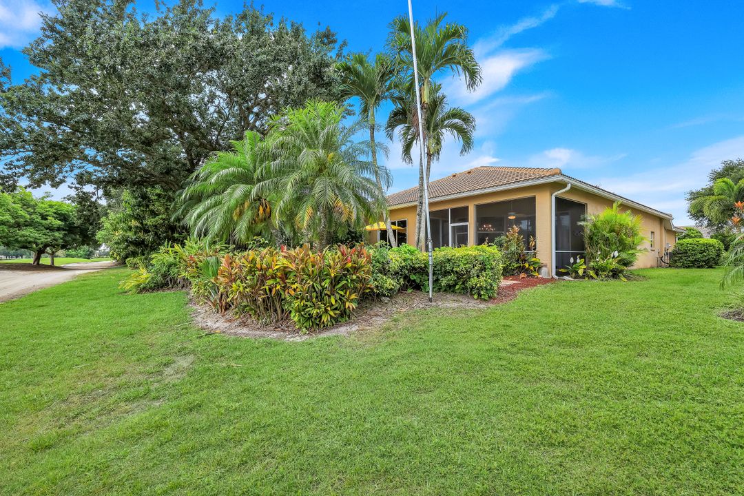 2237 Heritage Greens Dr, Naples, FL 34119