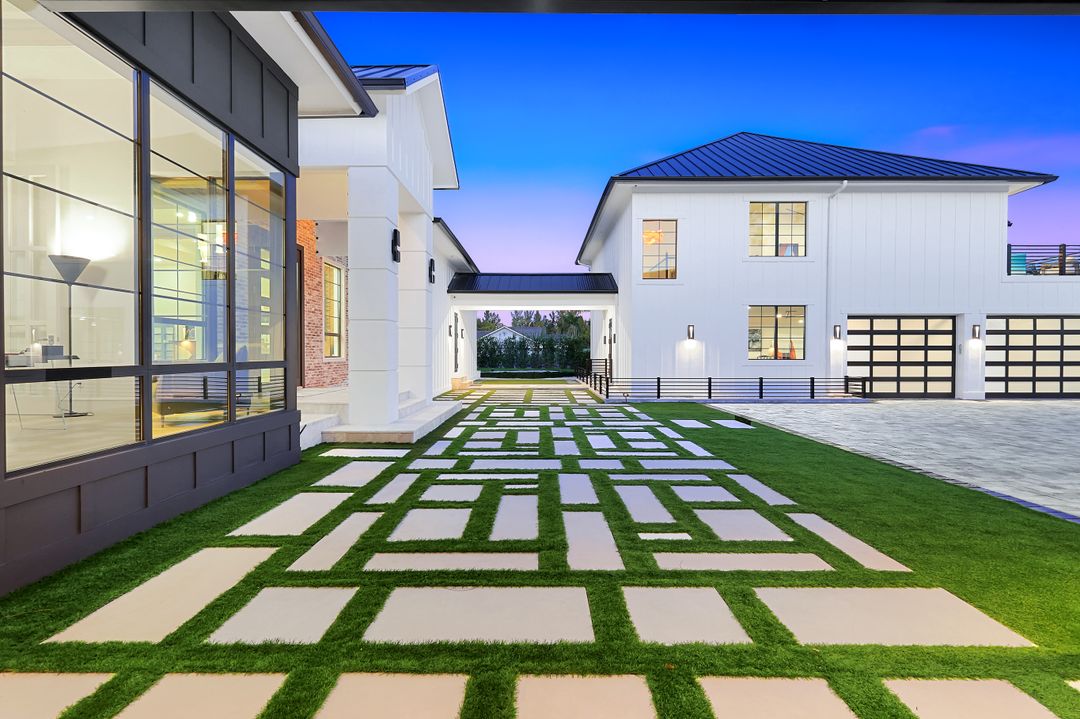 6677 Hunters Rd, Naples, FL 34109