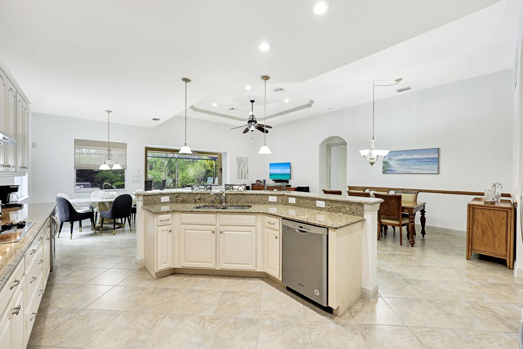 7655 Martino Cir, Naples, FL 34112