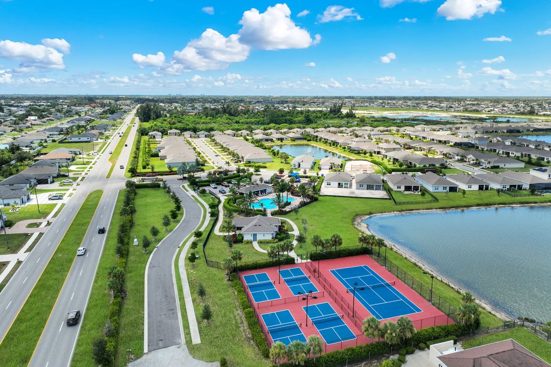 950 Stonewater Lk Ter, Cape Coral, FL 33993