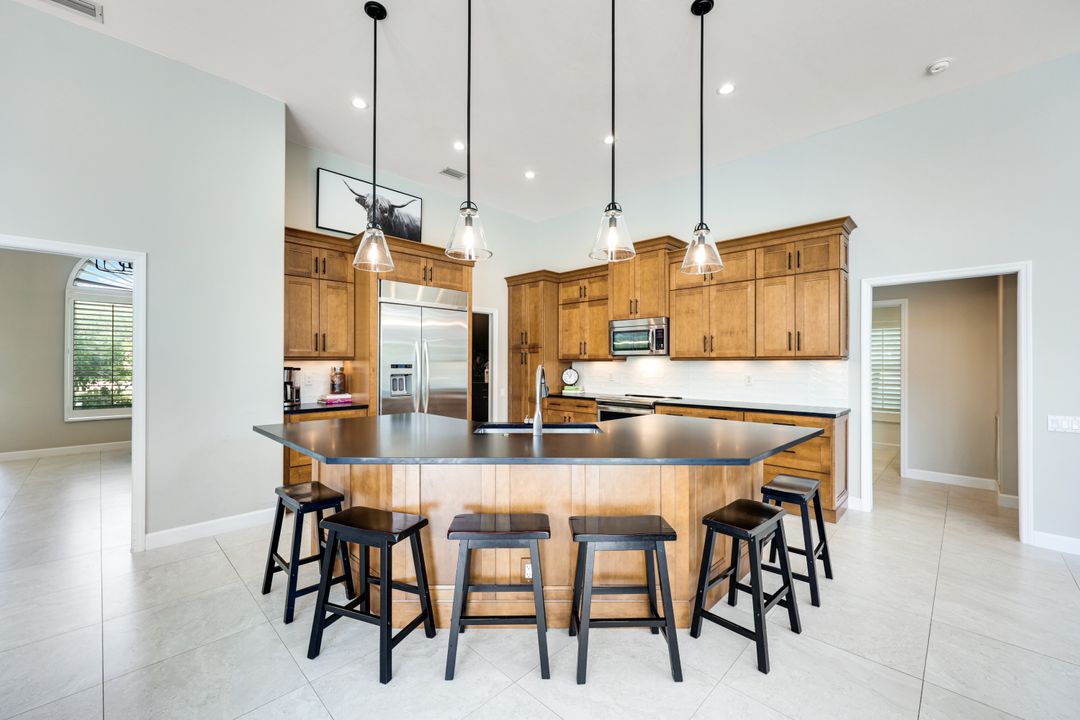 7998 Beaumont Ct, Naples, FL 34109
