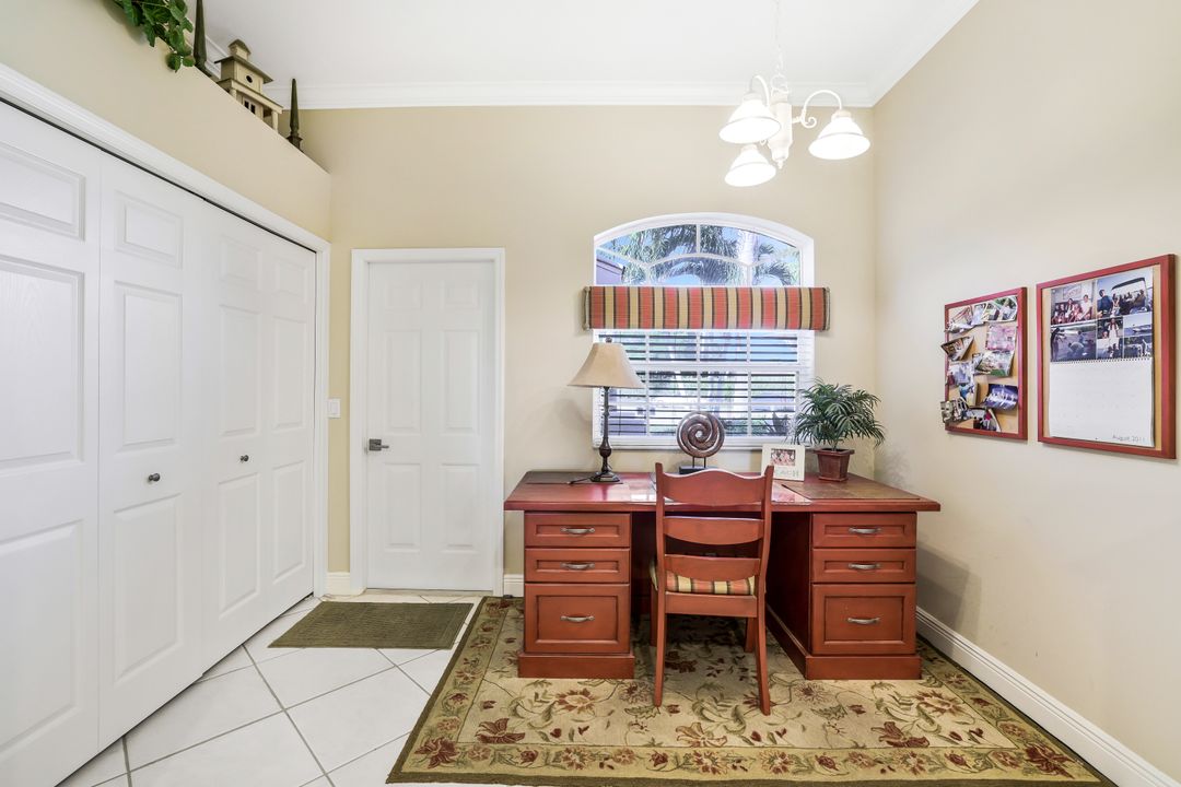 6679 Castlelawn Pl, Naples, FL 34113