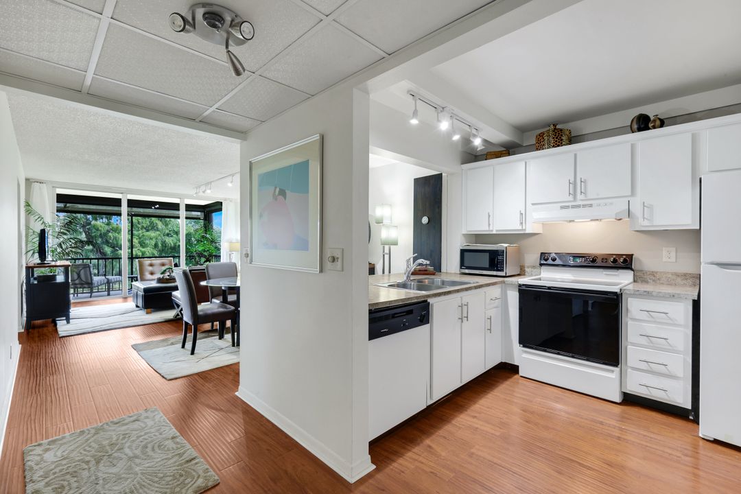 1084 Forest Lake Dr #304, Naples, FL 34105