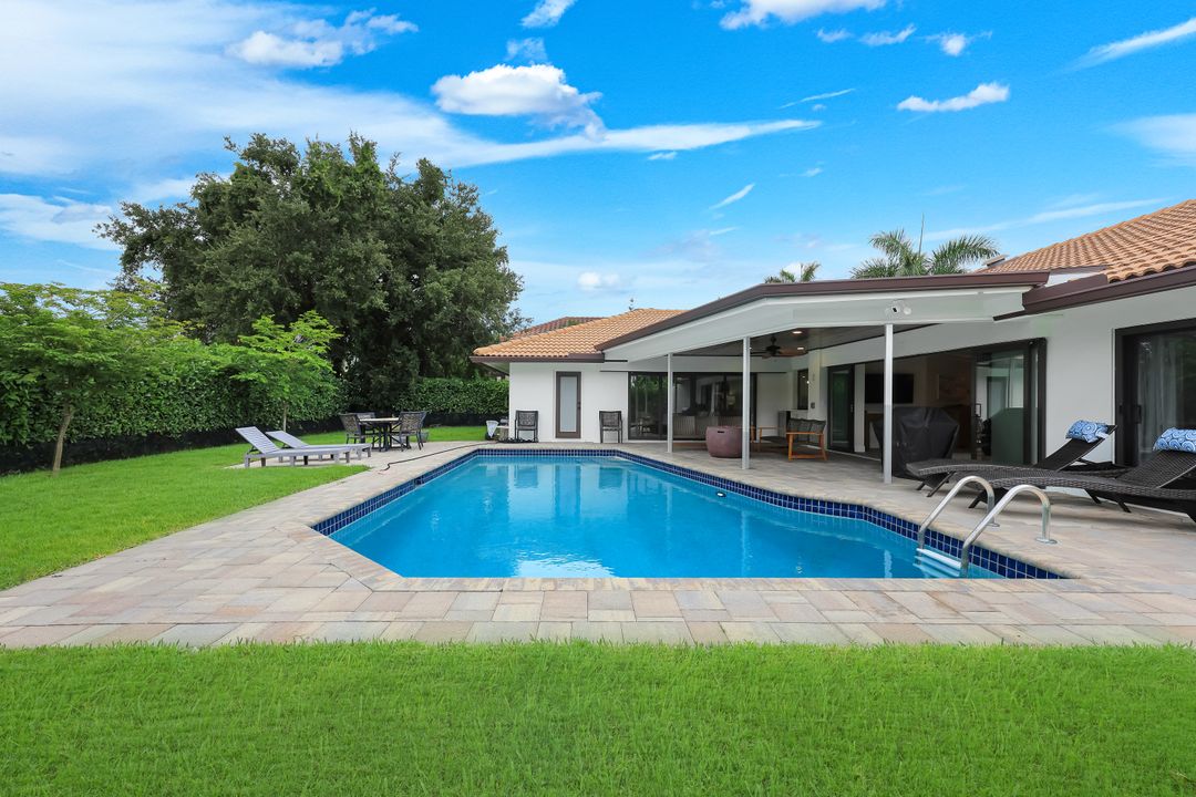 517 Parkwood Ln, Naples, FL 34103
