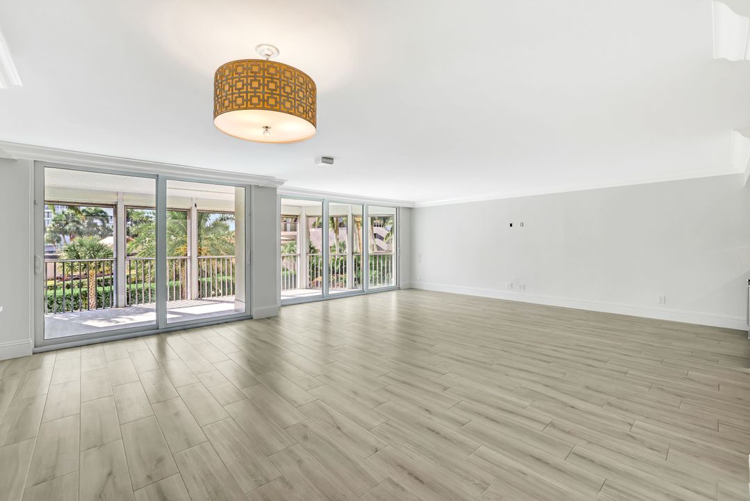 4401 Gulf Shore Blvd N #205, Naples, FL 34103