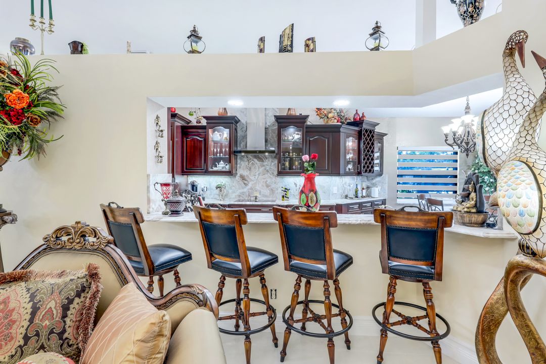 221 10th St SE, Naples, FL 34117