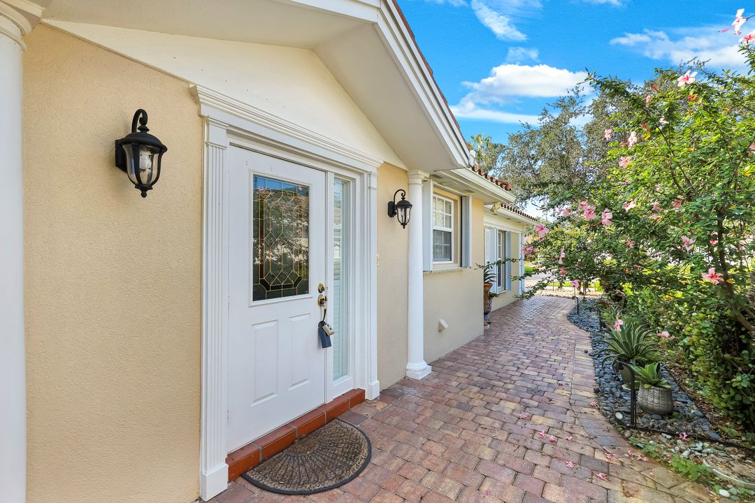 5808 Drummond Way, Naples, FL 34119