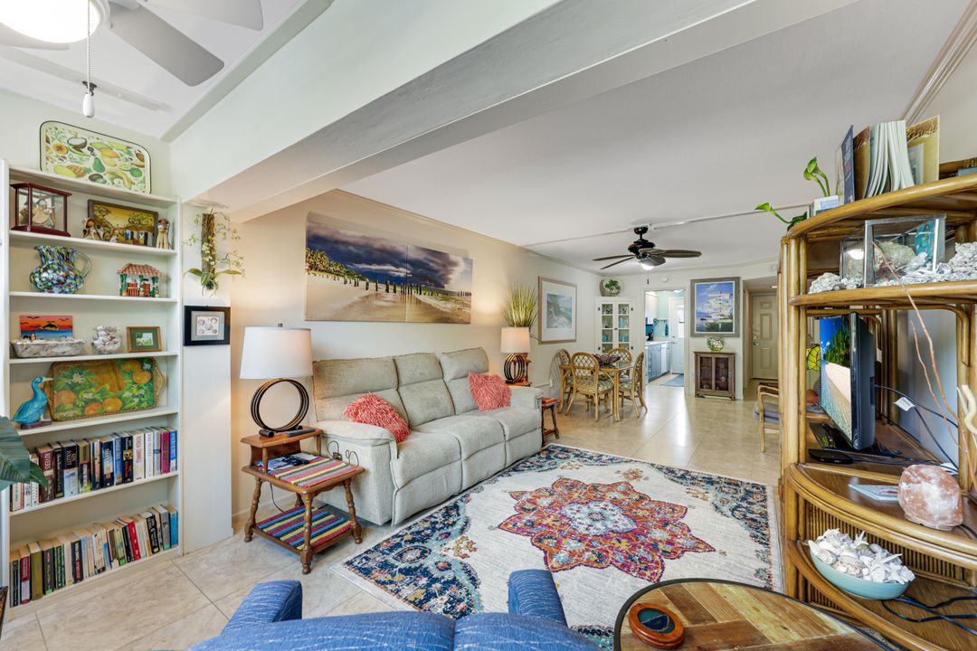 72 7th St S #202, Naples, FL 34102