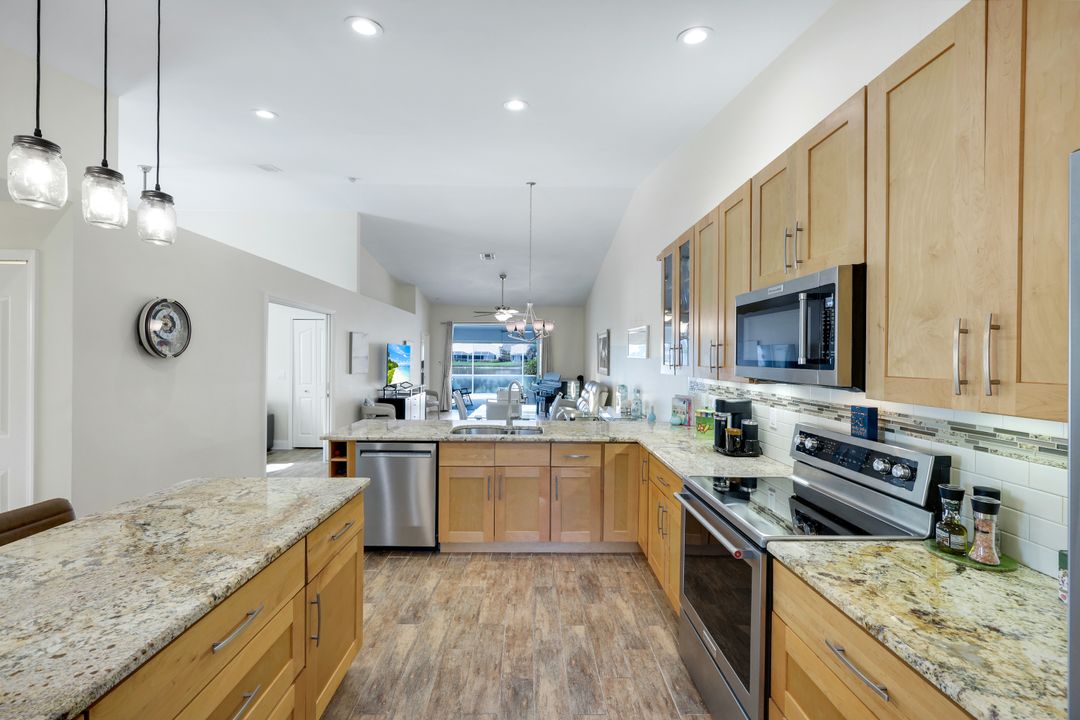 2266 Stacil Cir, Naples, FL 34109