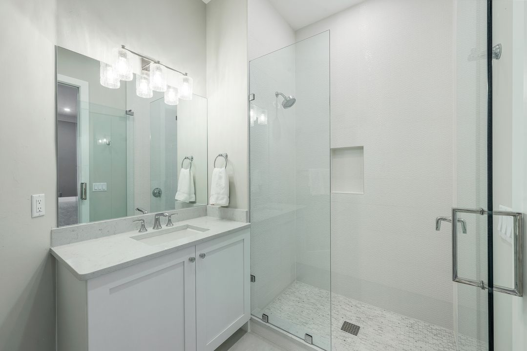 451 Saddlebrook Ln, Naples, FL 34110