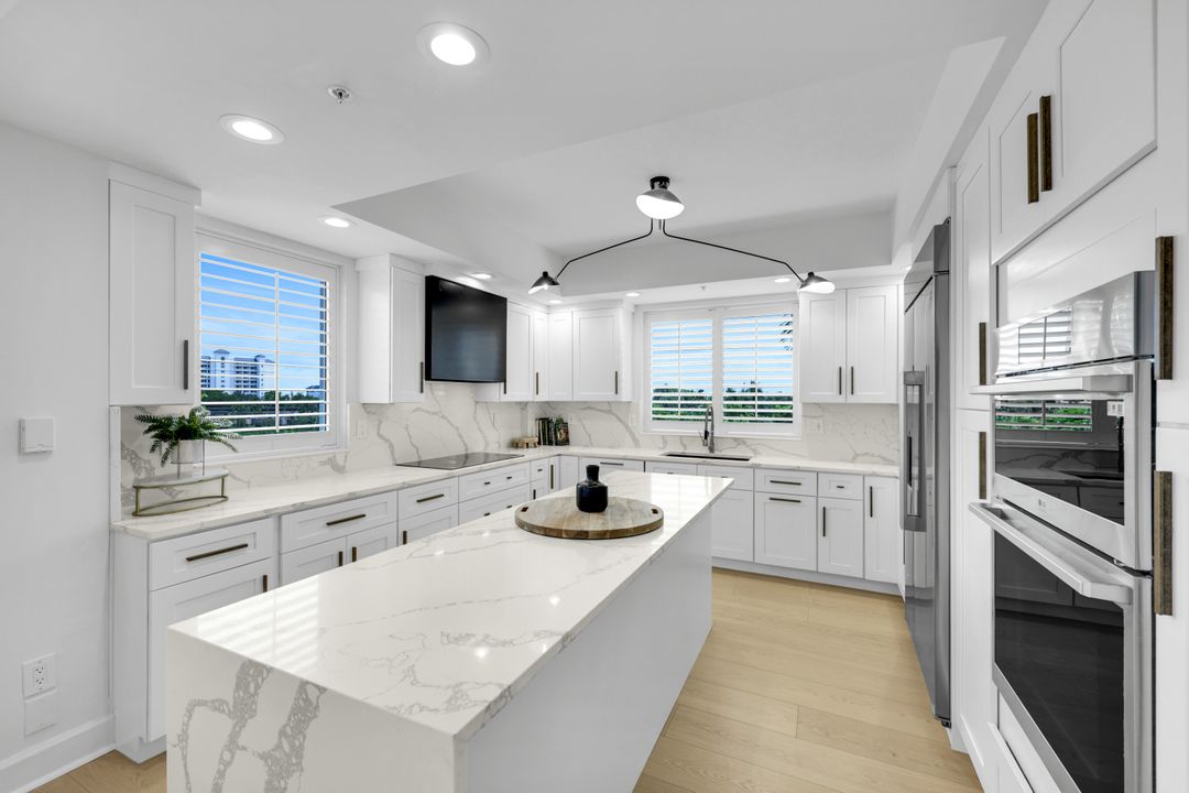 8720 Bay Colony Dr #404, Naples, FL 34108