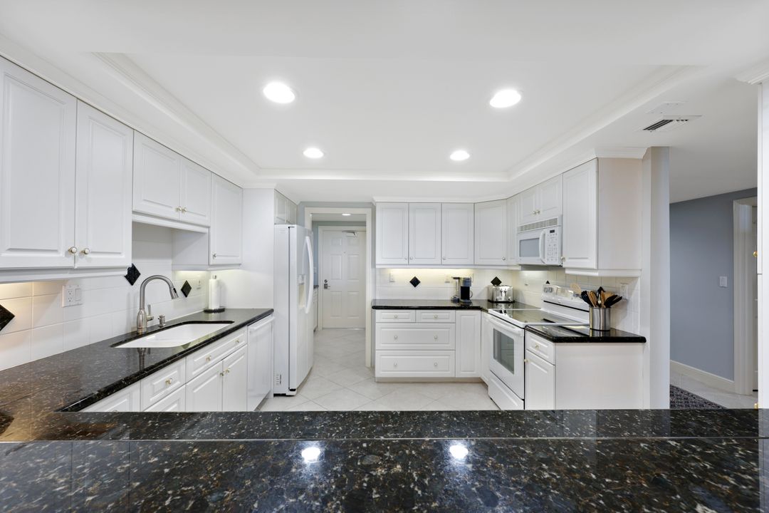 6075 Pelican Bay Blvd #1101, Naples, FL 34108