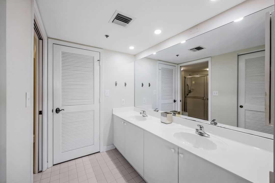 6585 Nicholas Blvd #905, Naples, FL 34108