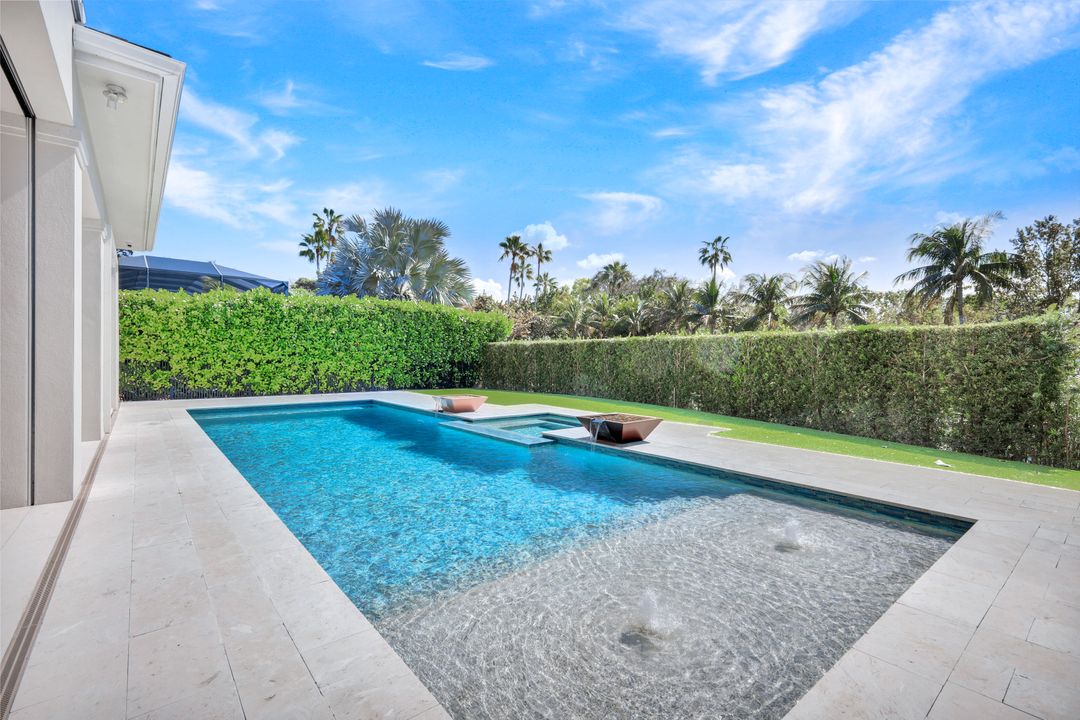 6892 Leeward Wy, Naples, FL 34109