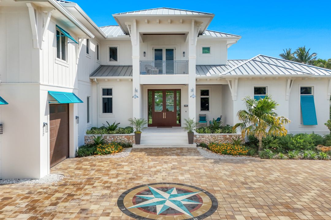 380 18th Ave S, Naples, FL 34102